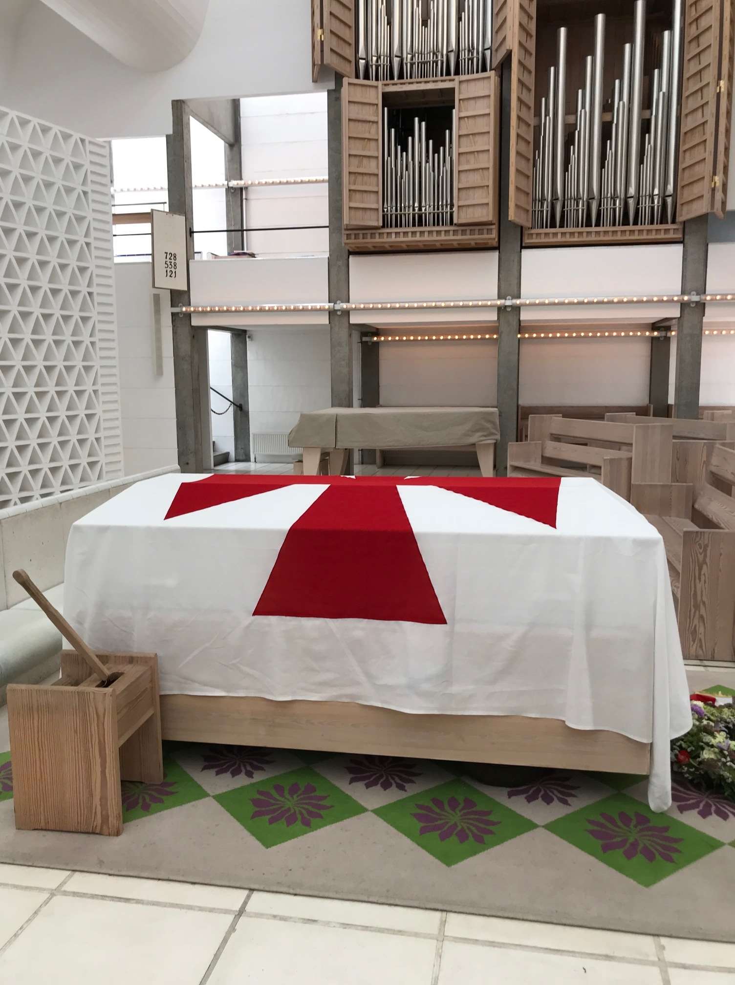 Bedemand med begravelse i Bagsværd Kirke. smukt i al sin enkelhed ??