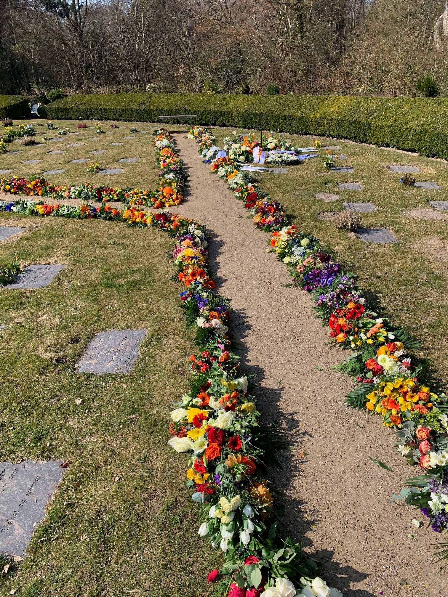 Bedemand tilbyder blomster udlægning på Gladsaxe Kirkegård, en smuk forårsdag ????
